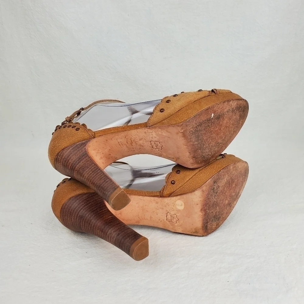 Vince Camuto all leather tan studs chunky heel sandals size 7B